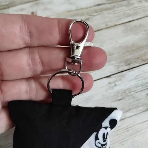 Travel tissue holder with tissues - Picture 3 of 4